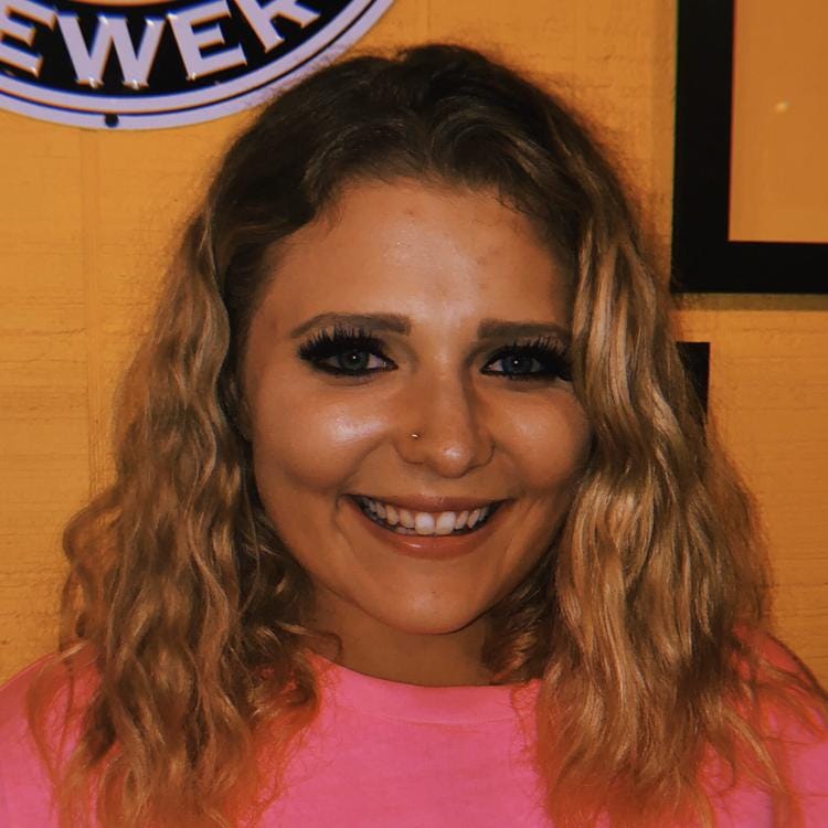 Book Services in Parma, OH with Makayla D (MAKAYLA85149)